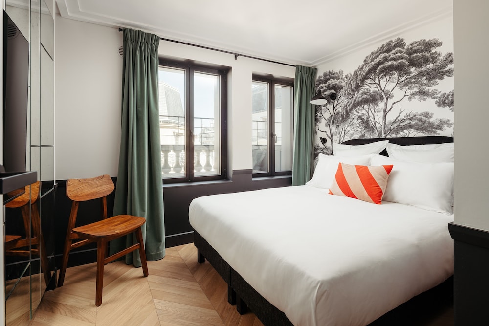 2 BEDROOMS, DELUXE, APARTMENT, EIFFEL VIEW, BALCONY