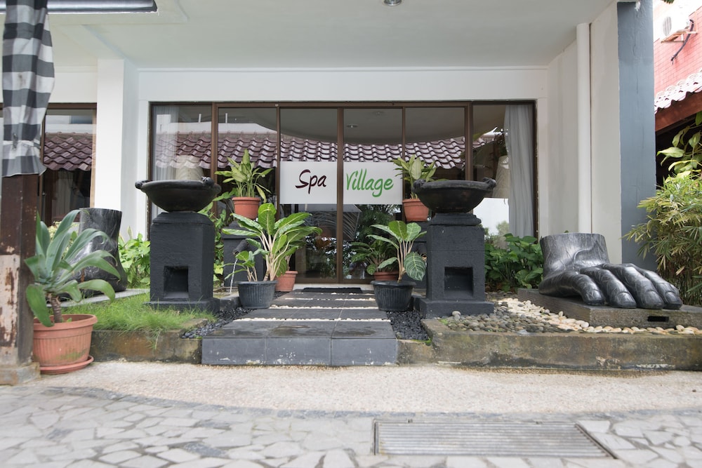 Crown Vista Hotel 4/50