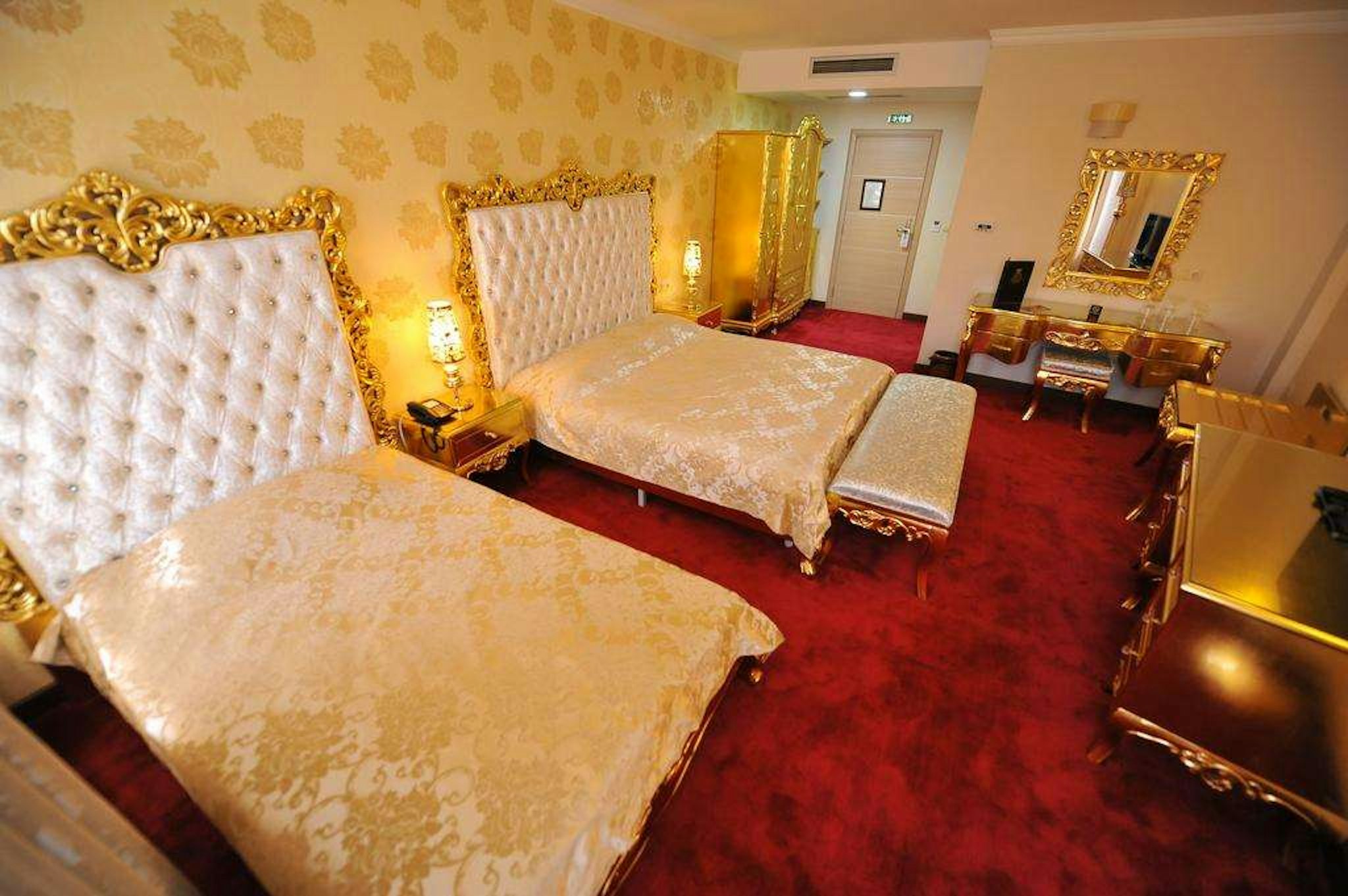 Gold Hotel 26/67