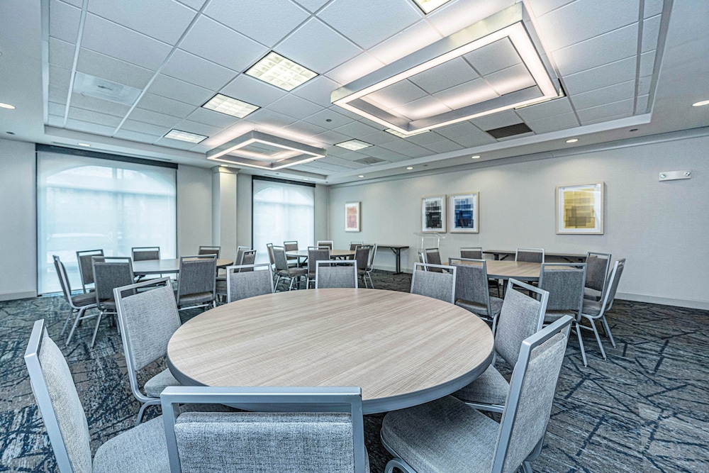 Holiday Inn Express Hotel And Suites Charleston Arpt Conv Ctr Area 62/67