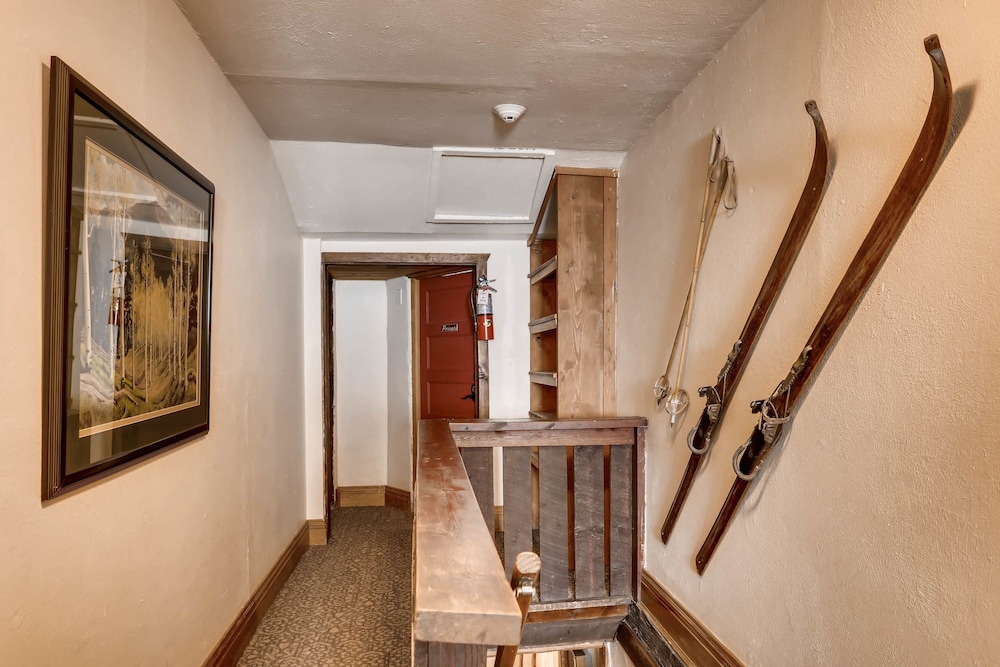 Ski Tip Lodge 33/63