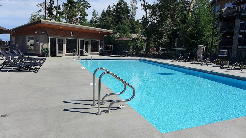 Sunrise Ridge Waterfront Resort 6/82