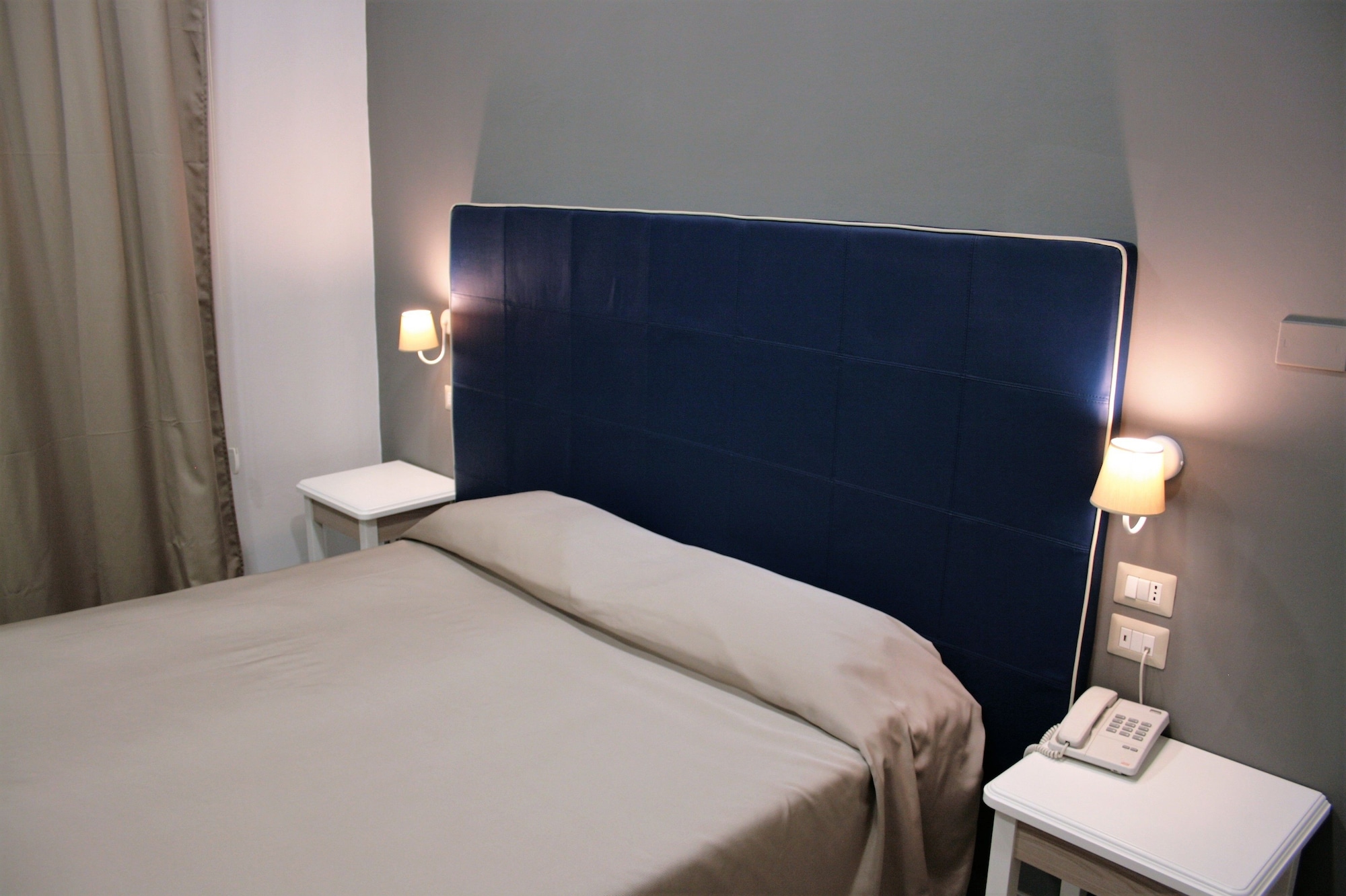 ROOM, DOUBLE OR TWIN BED