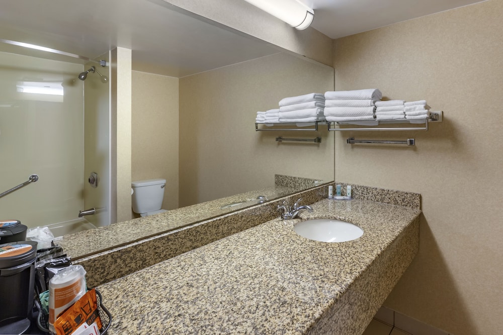 Quality Inn & Conference Centre Midland 23/54