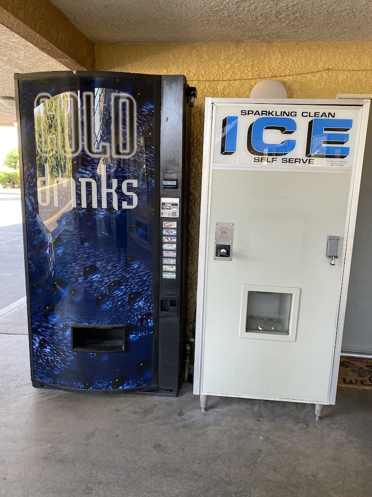 Studio6 Hemet, CA 46/51