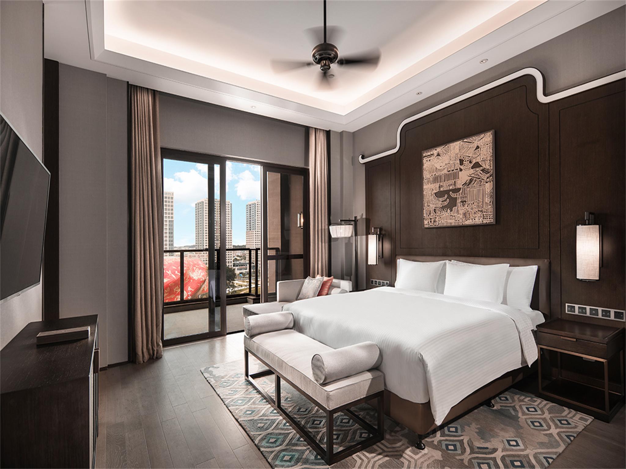 Executive, Suite, King Bed, Lake View