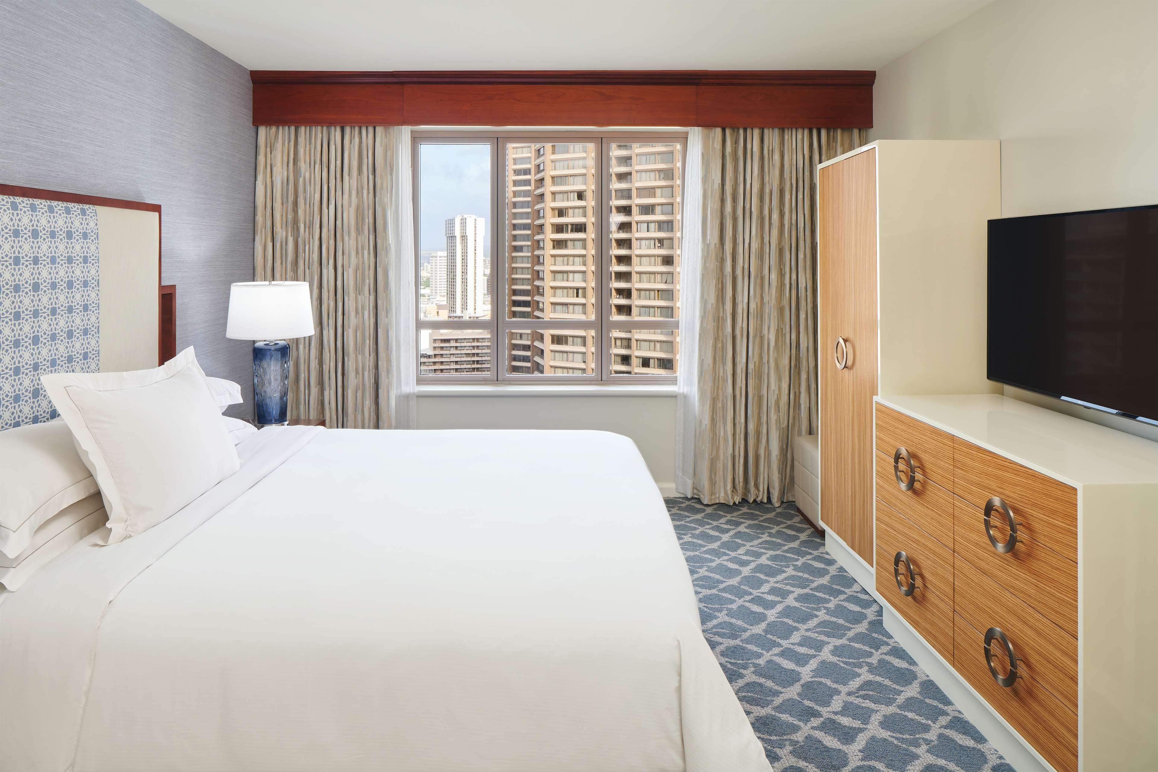 غرفة بشرفة بغرفتي نوم بإطلالة جزئية على البحر، Grand Waikikian By Hilton Grand Vacations 2/3