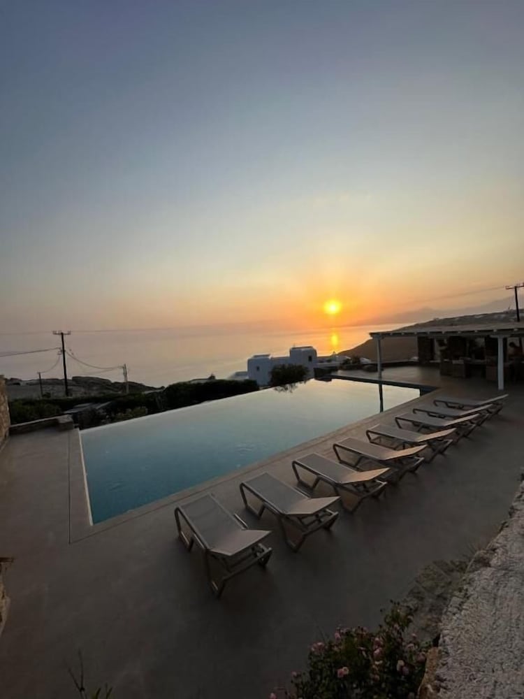 WHITE ROCK SUITES & VILLAS 43/50