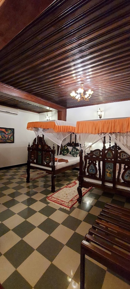 TAUSI PALACE HOTEL 84/90