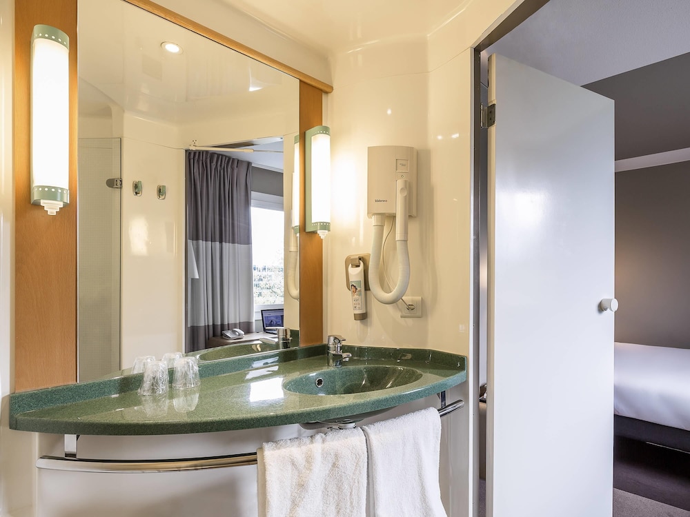 IBIS GENEVE AEROPORT 34/66