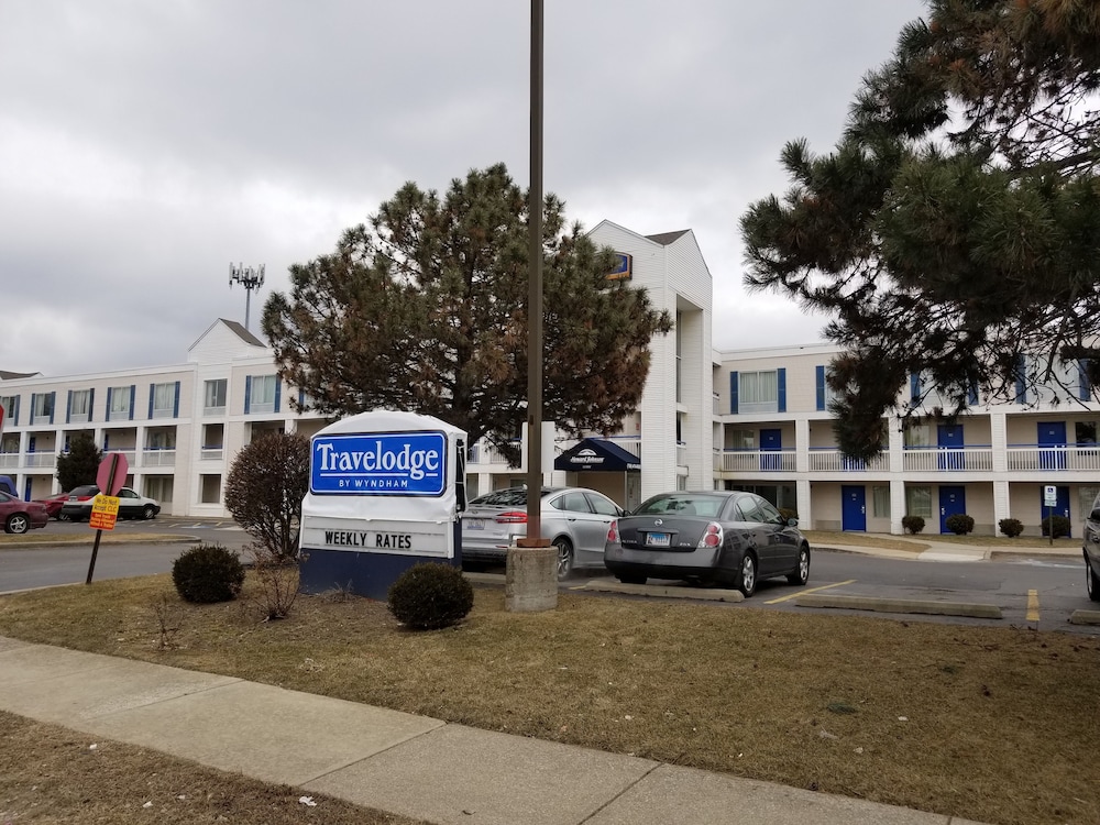 OYO Travelodge by Wyndham Lansing IL 20/26