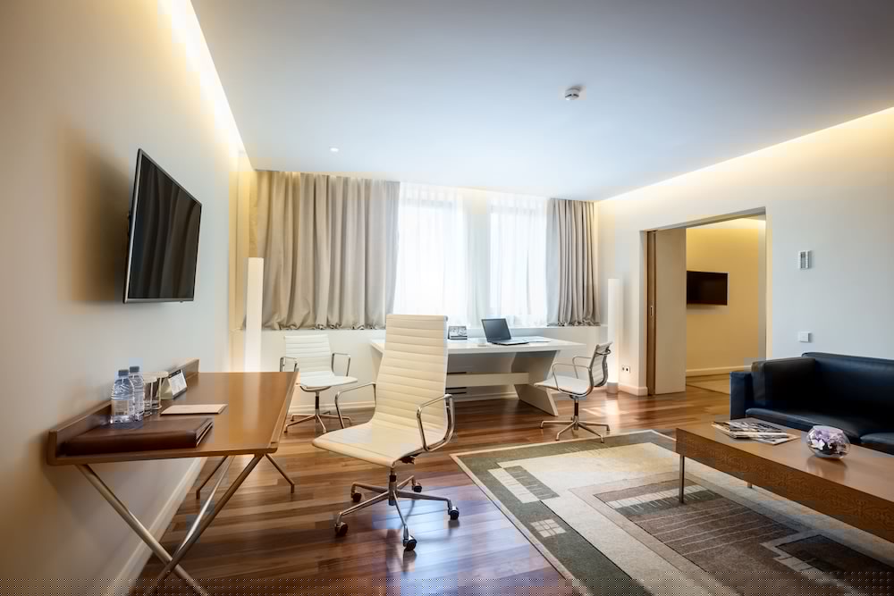 Dostyk Hotel 59/64