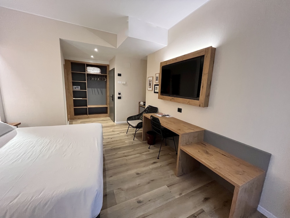 Hotel America 18/50