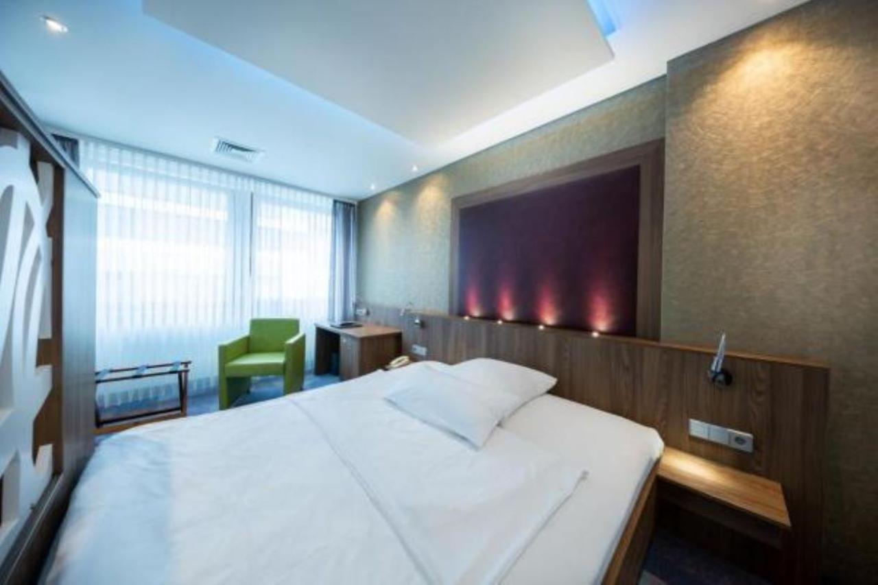 Kronenhotel Stuttgart 9/50