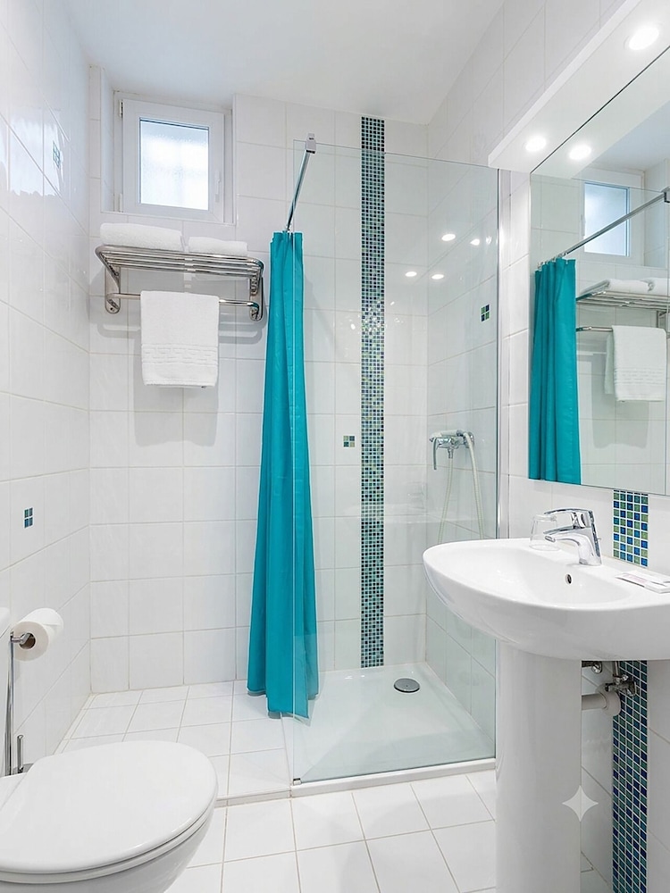 غرفة كومفورت بسرير كوين، Hotel du Val de Saone 5/8
