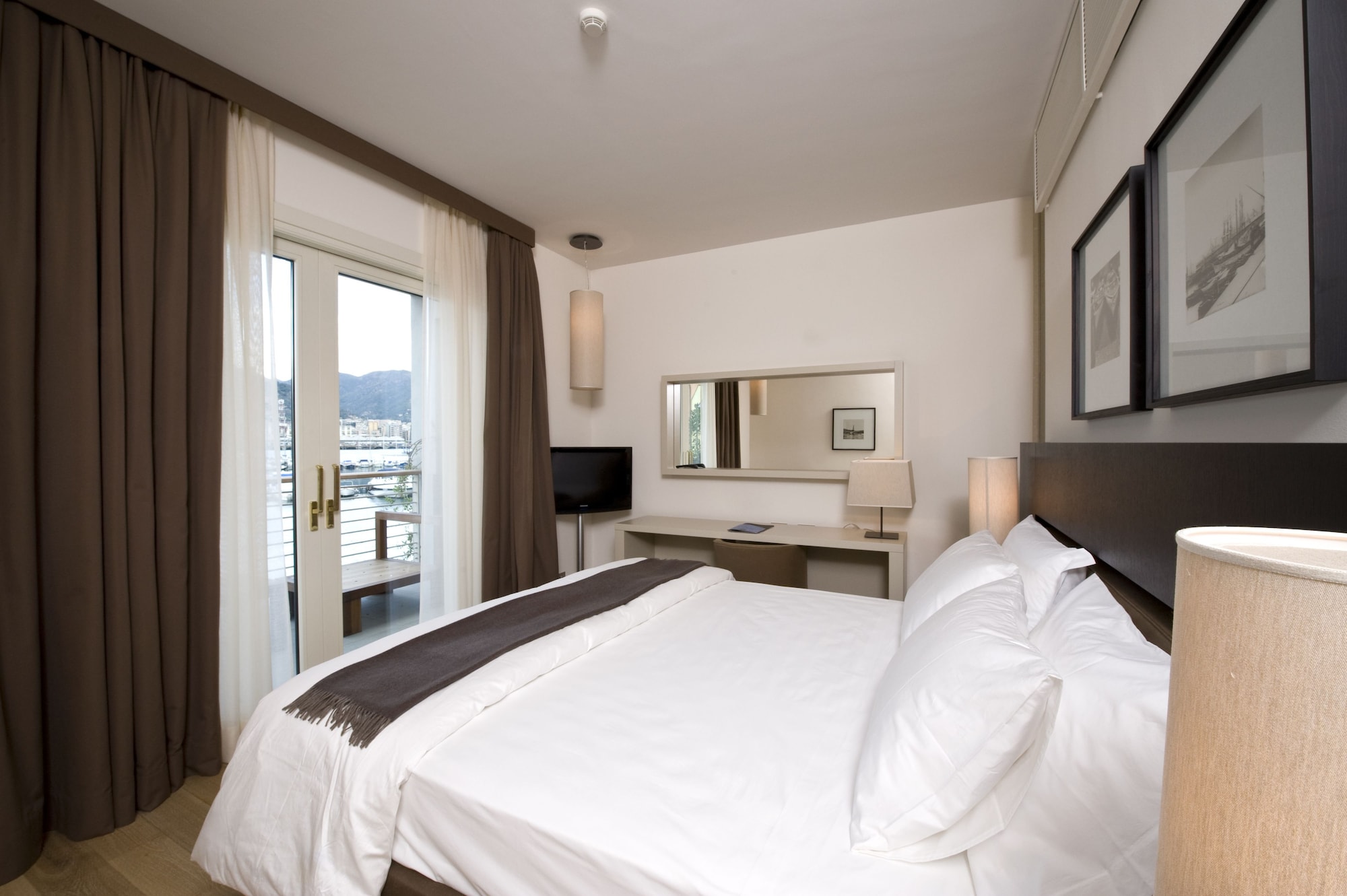 DELUXE, SINGLE, DOUBLE BED, SEA VIEW