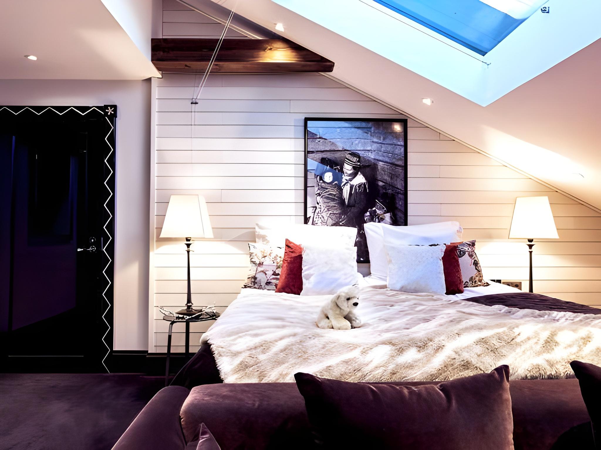 Aurora, Loft