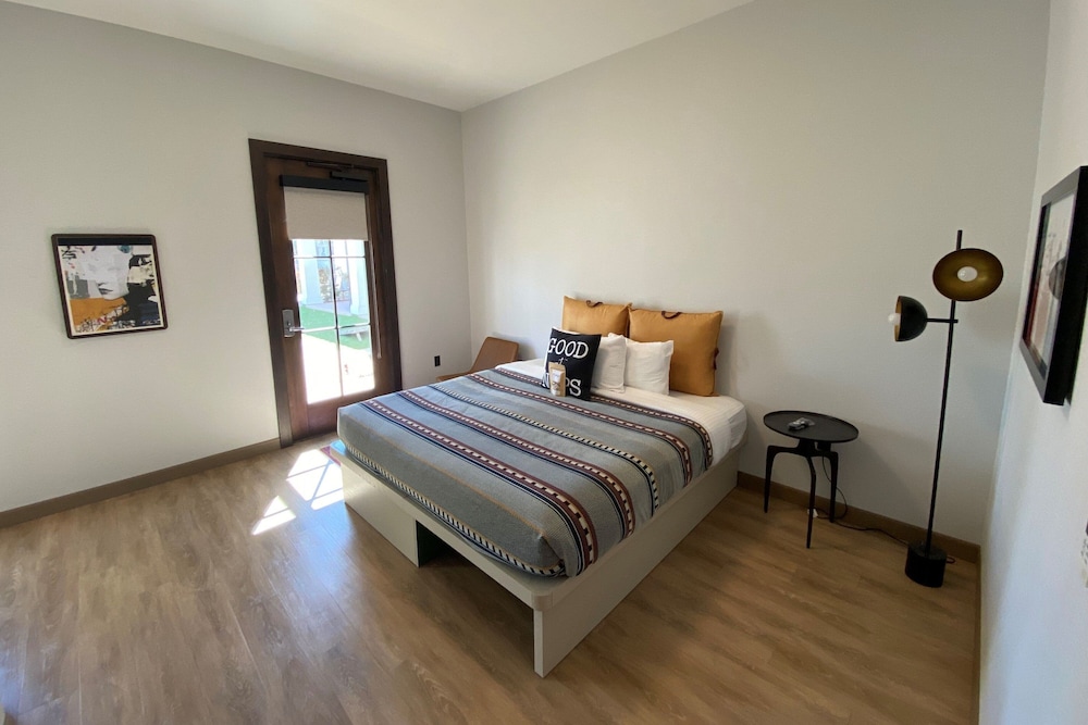 Room at Moxy Santa Barbara, SANTA BARBARA - CA