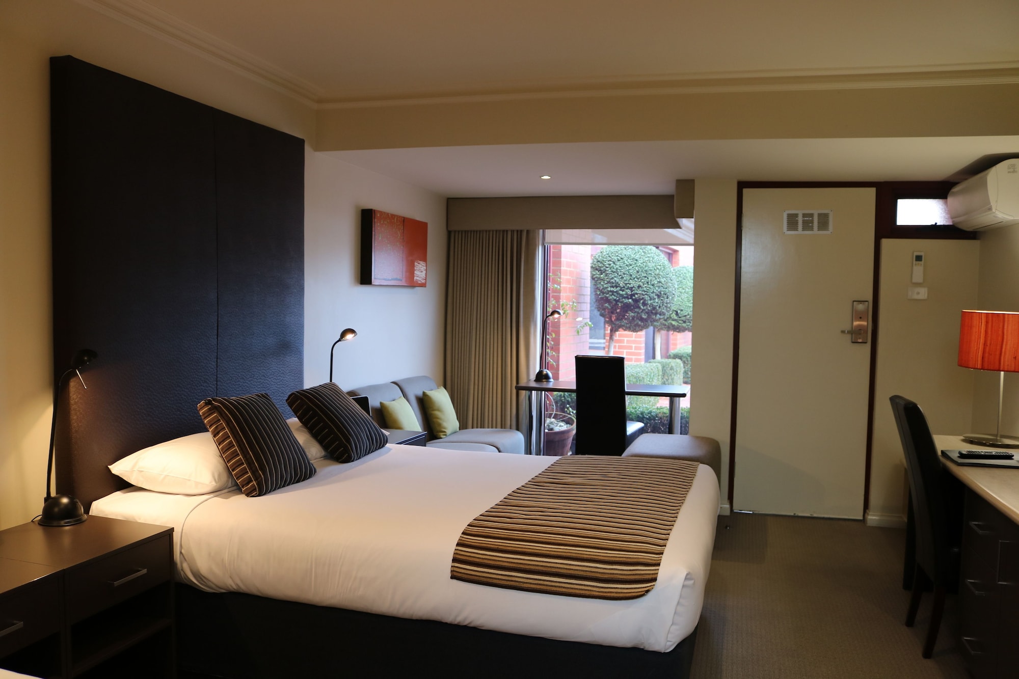 غرفة متصلة ديلوكس بسرير فردي وسريرين كوين مع أريكة، Sovereign Park Motor Inn 5/10