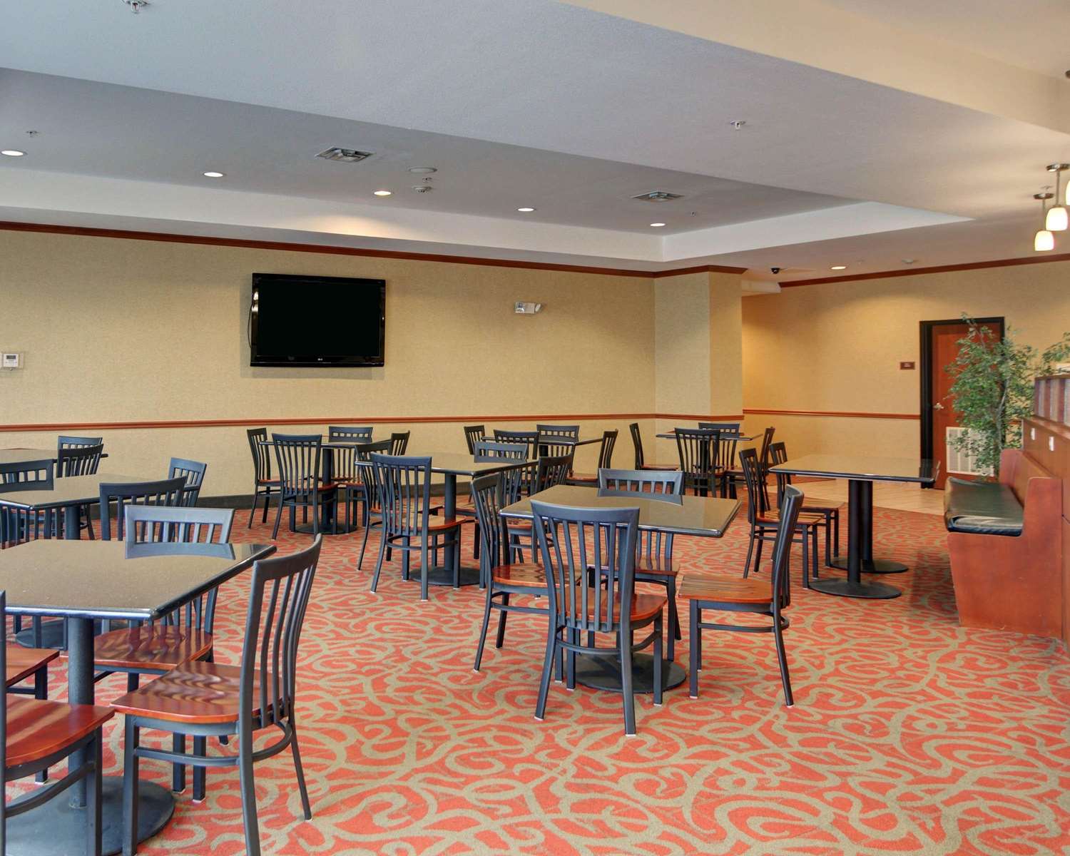 Quality Suites Near Cedar Creek Lake Mabank, TX 40/42