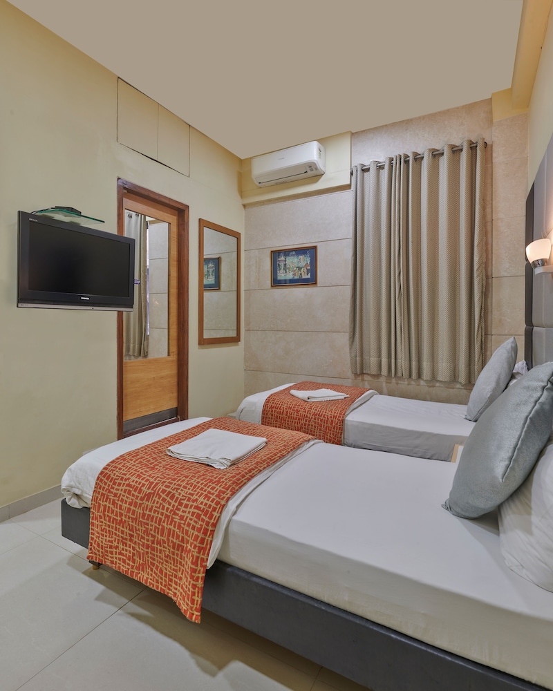 Bentley Hotel Churchgate 12/24