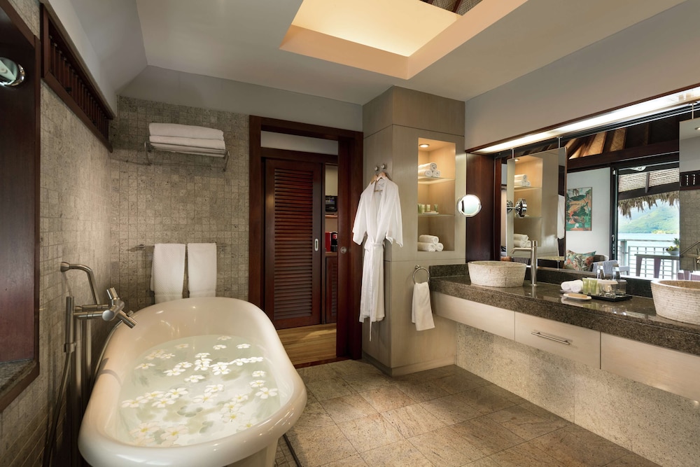 Hilton Moorea Lagoon Resort and Spa 12/81