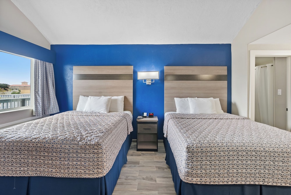 غرفة قياسية بسريرين كوين بمطبخ صغير لذوي الإعاقة، Blue Wave Inn 2/6