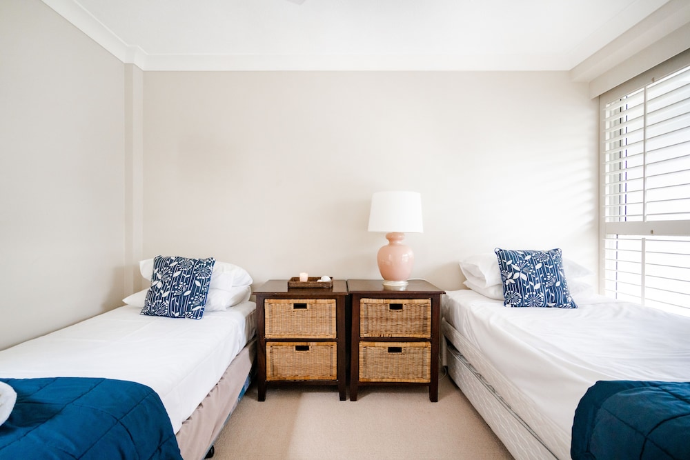 CASHELMARA BEACHFRONT APARTMENTS 12/28