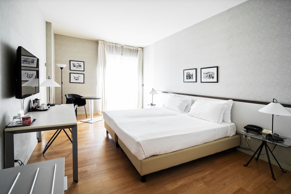 Superior, Queen Bed, Sofa