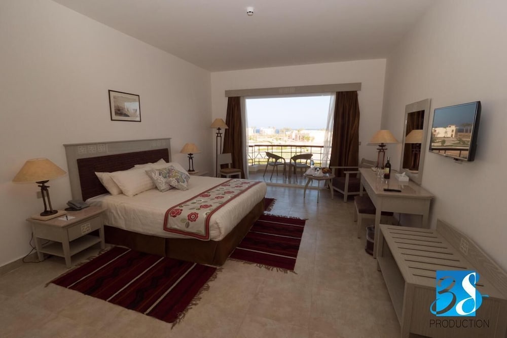 1 BEDROOM, STANDARD, DOUBLE OR TWIN BED, PARTIAL SEA VIEW