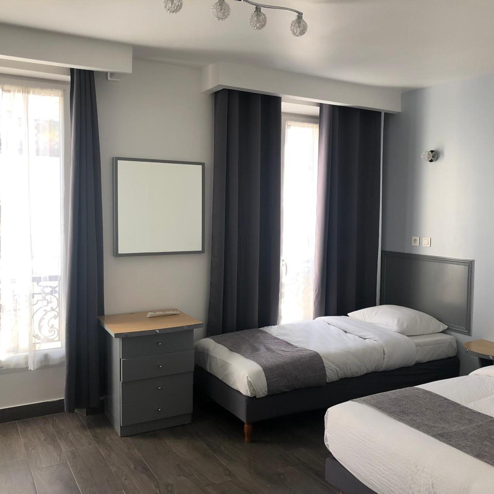 ROOM, QUADRUPLE