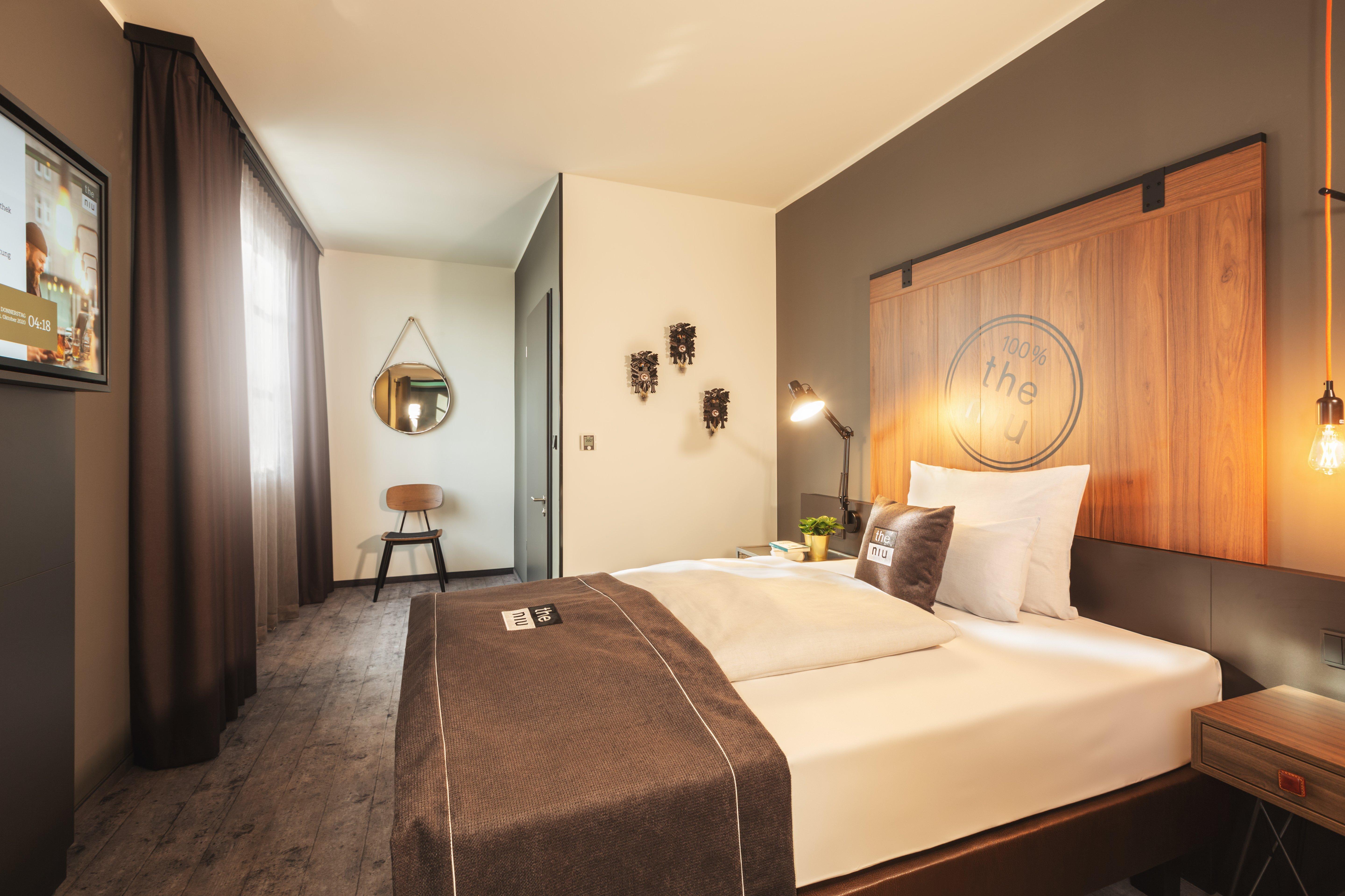 غرفة بسرير كوين