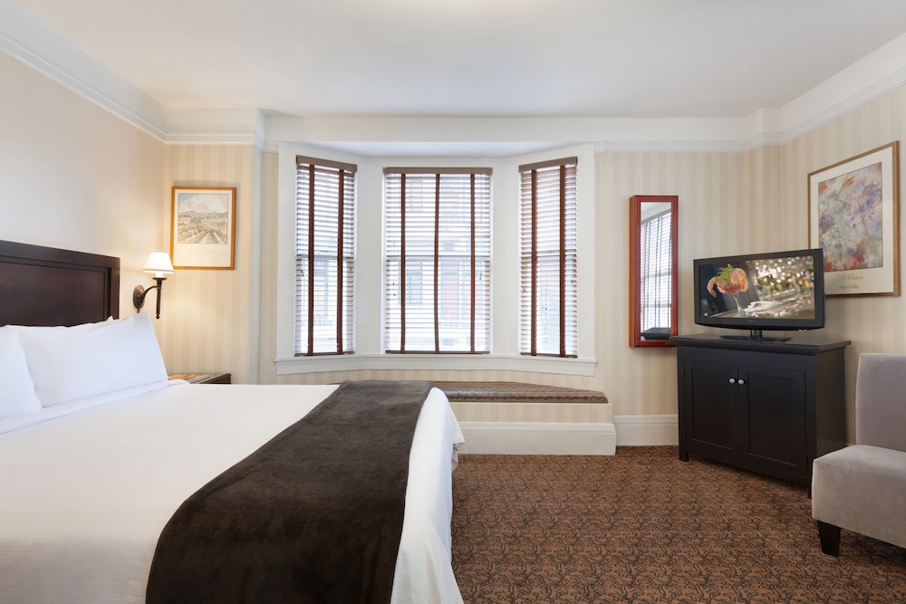 Executive Hotel Vintage Court 10/66