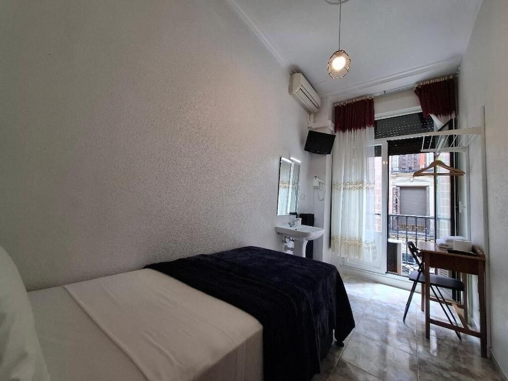 ECONOMY, SINGLE, SHARED BATHROOM