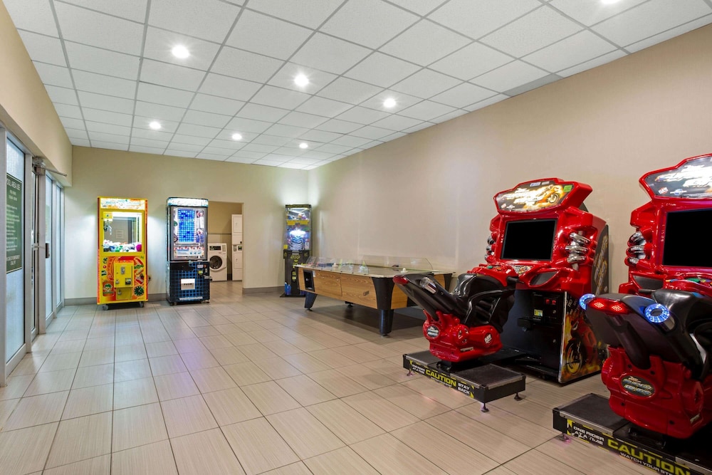 La Quinta Inn & Suites by Wyndham Springfield MA 30/43