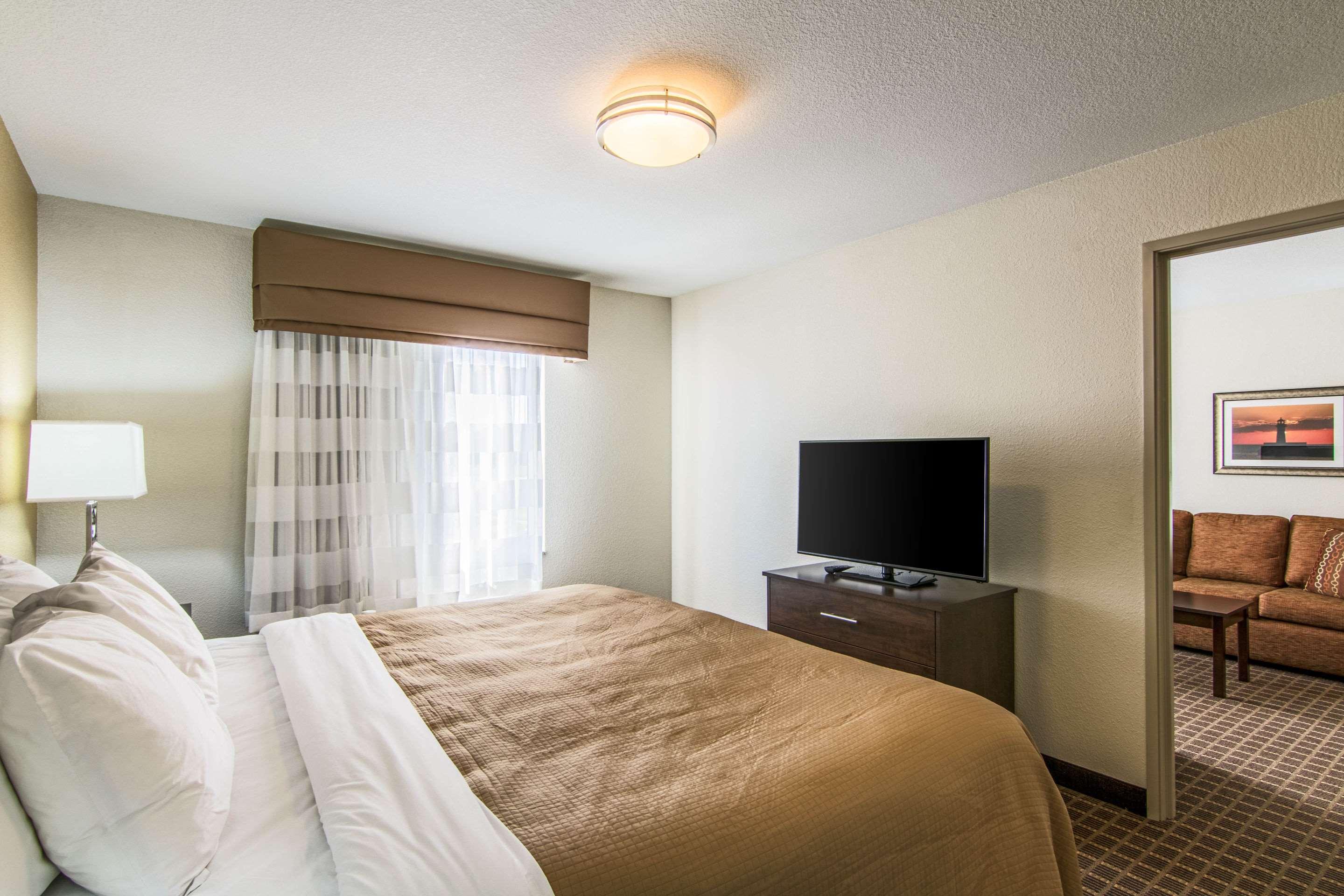 UPGRADE, EFFICIENCY, SUITE, KING BED, ACCESSIBLE