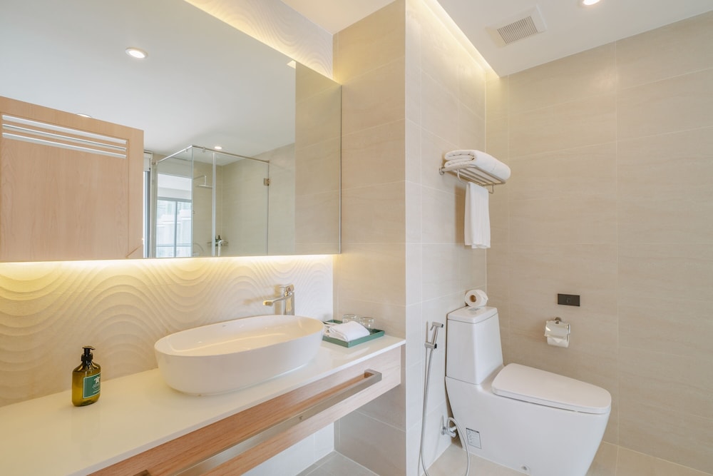 Phuket Emerald Beach Resort 70/70