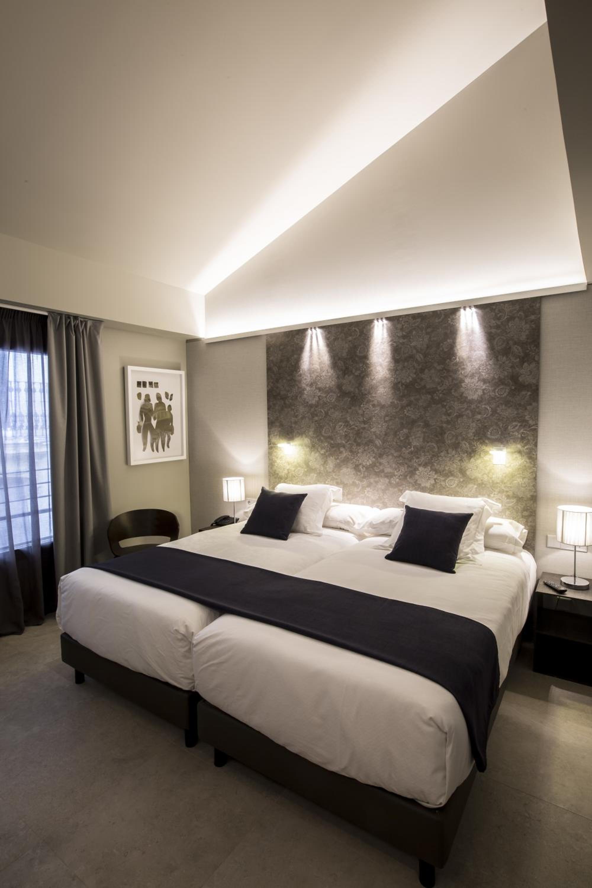 Connecting, Double and Twin Beds