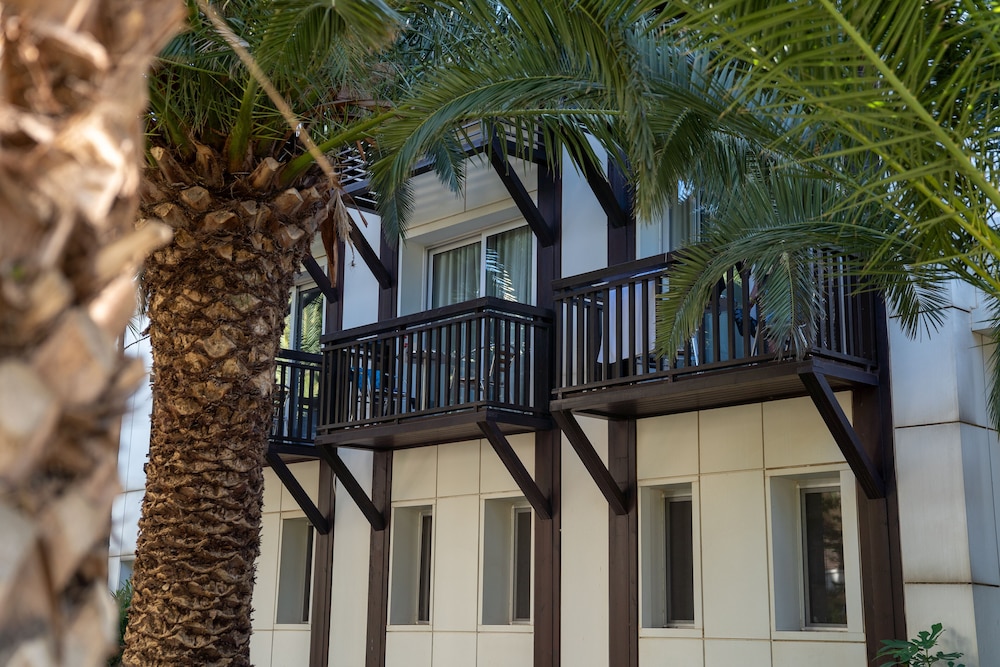 Latanya Park Resort 1/41