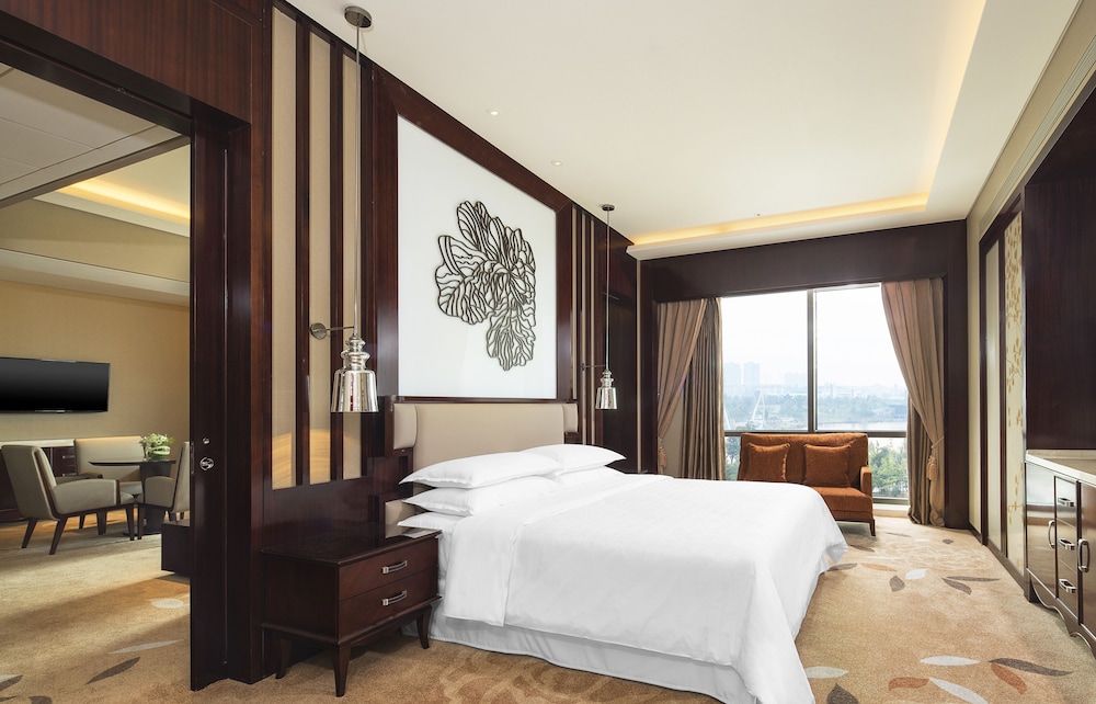 1 Bedroom, Suite, King Bed, Lake View
