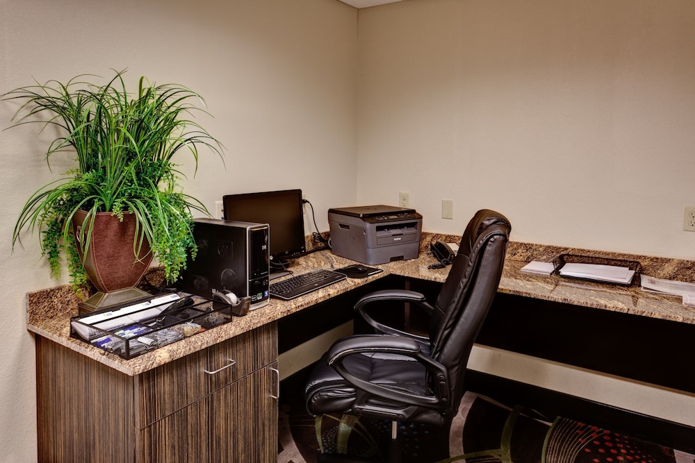 Holiday Inn Express & Suites Wichita Northwest Maize K-96 40/43