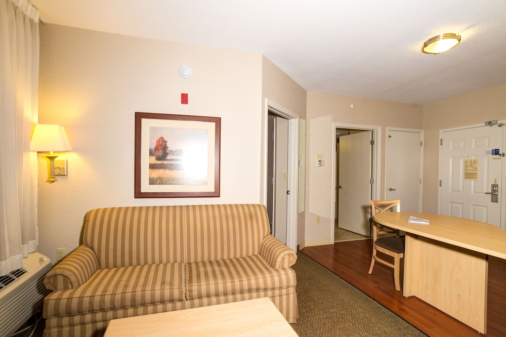 Candlewood Suites Ft Myers I 75 16/40