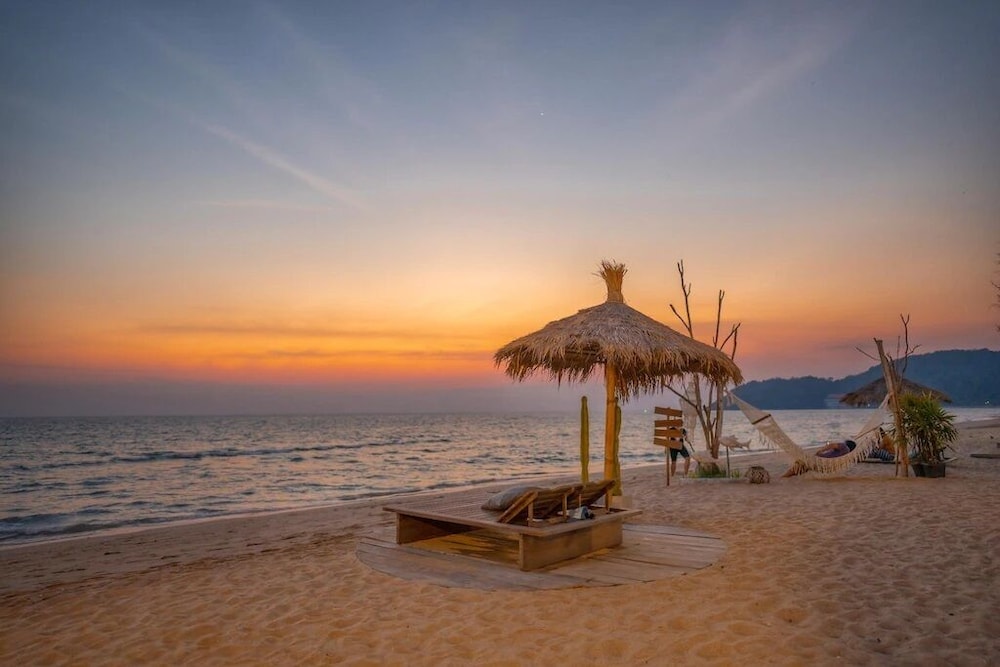 Maldives Beach Resort 50/56