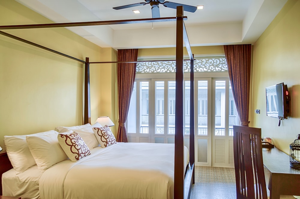 DELUXE, DOUBLE BED, POOL VIEW, BALCONY