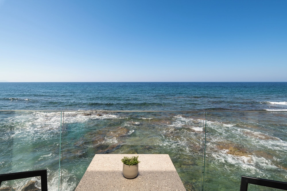 Elia Sea Suites 60/72