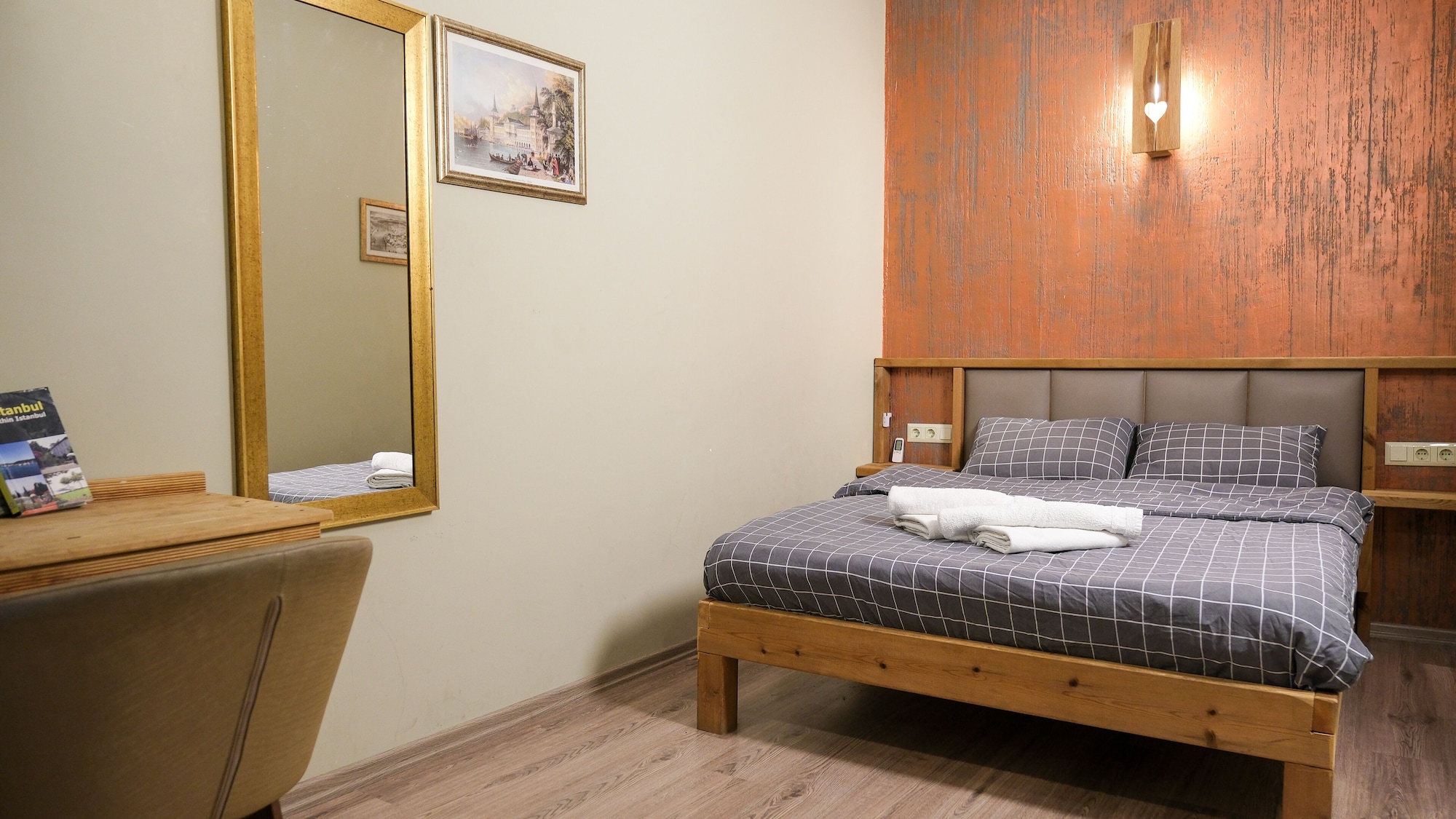 DELUXE, TWIN BEDS, PRIVATE BATHROOM