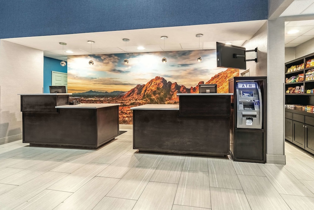 La Quinta Inn and Suites Phoenix I-10 West 4/50