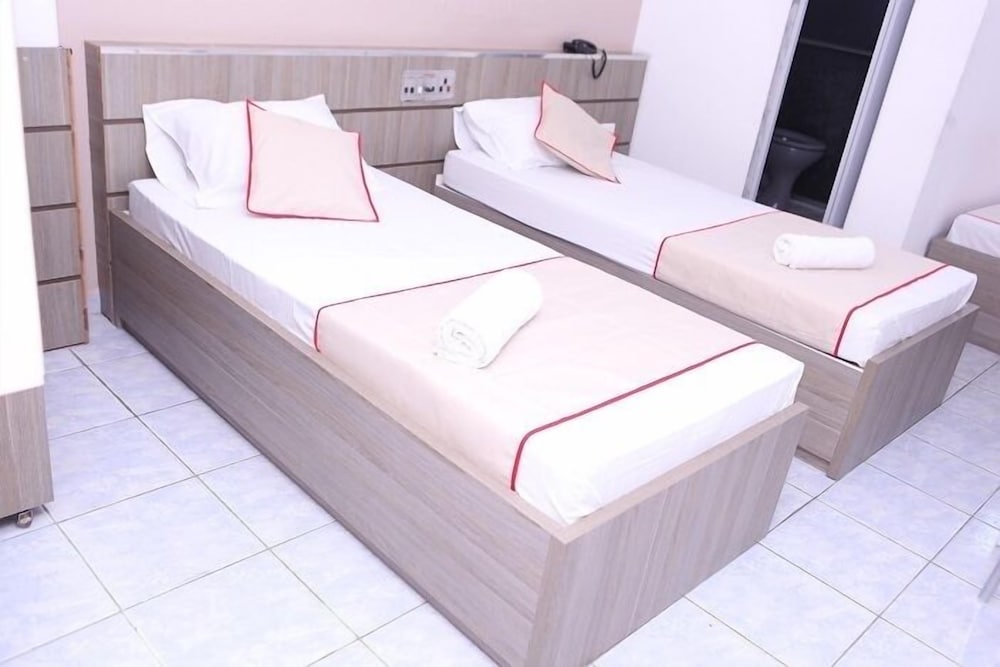 ROOM, TWIN BEDS