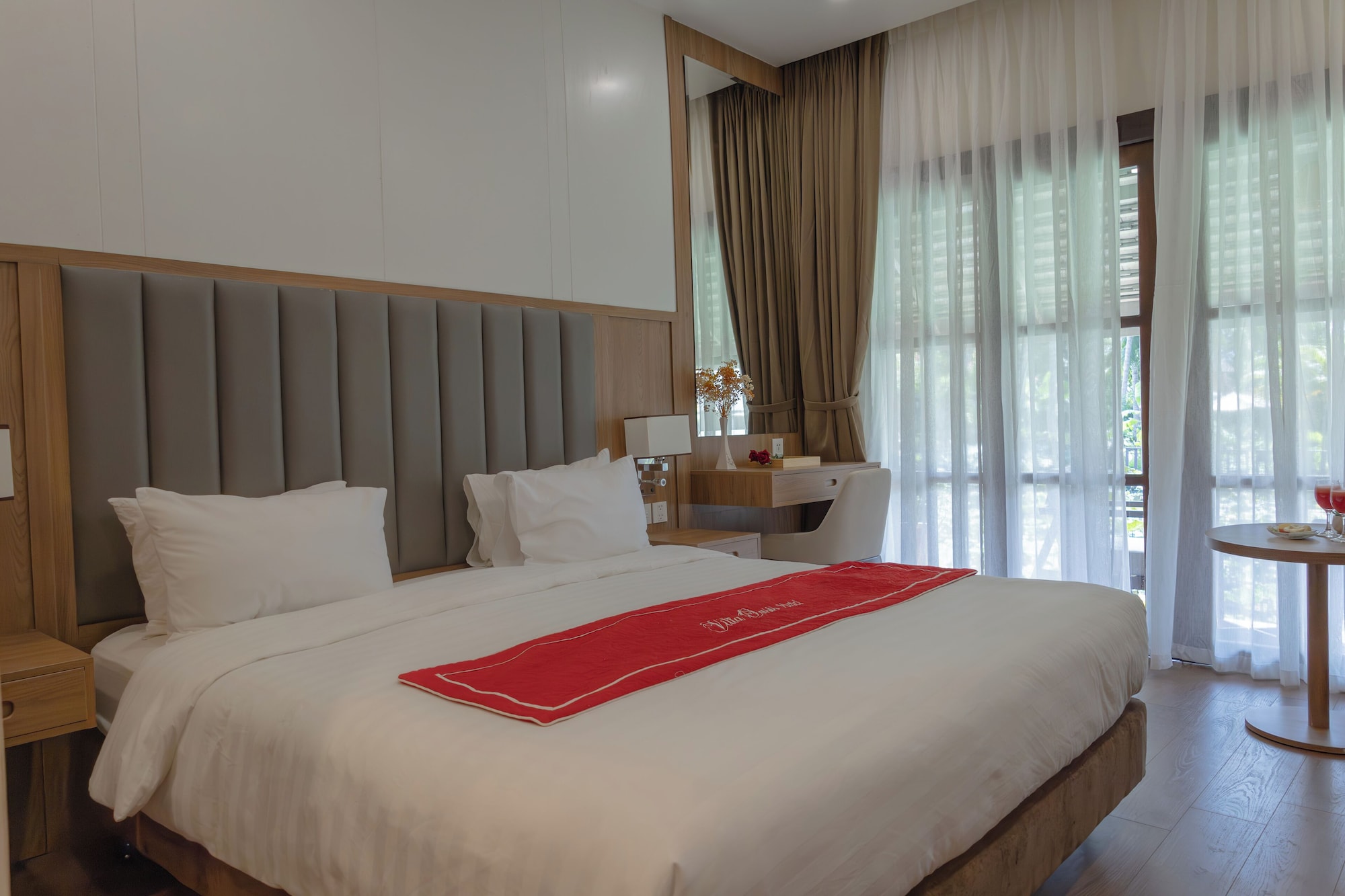 غرفة تنفيذية بسرير كينج بإطلالة على البحيرة بغرفة نوم واحدة، Luang Prabang Oasis Villa Namnuea 7/10
