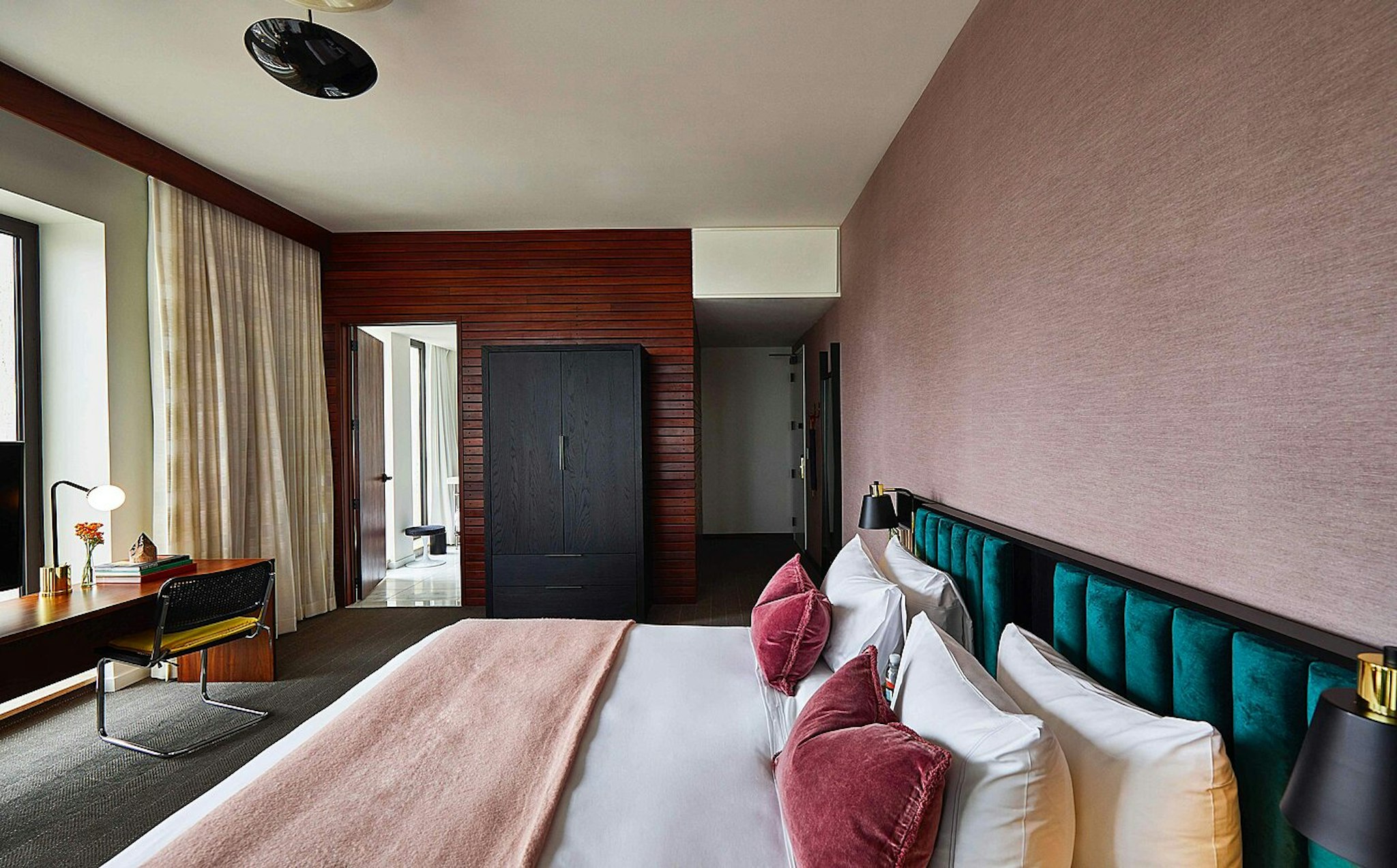 ROOM, KING BED, CORNER